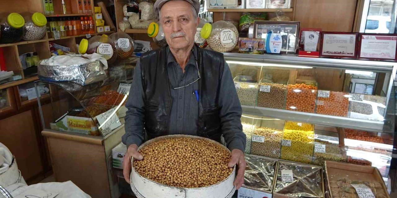 Leblebiye adanmış bir ömür: 66 yıldır babasından öğrendiği yöntemle kavuruyor