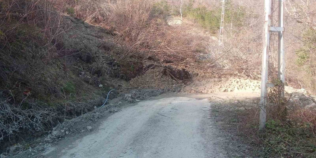 Kastamonu’da heyelan sebebiyle yol, 4 metre kaydı