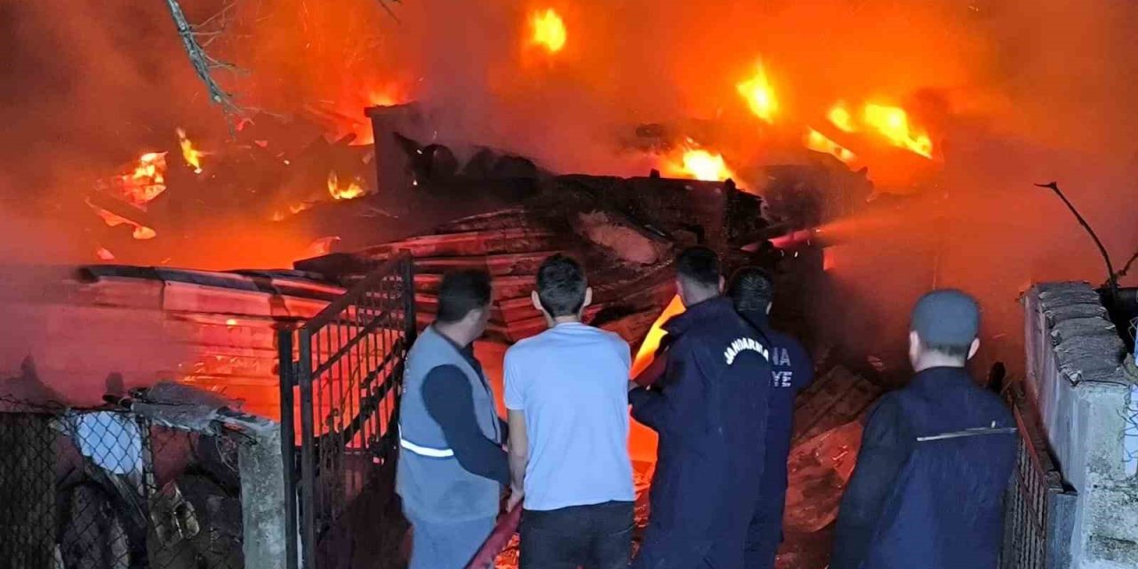 Kastamonu’da iki katlı ahşap ev yandı, iki büyükbaş hayvan telef oldu