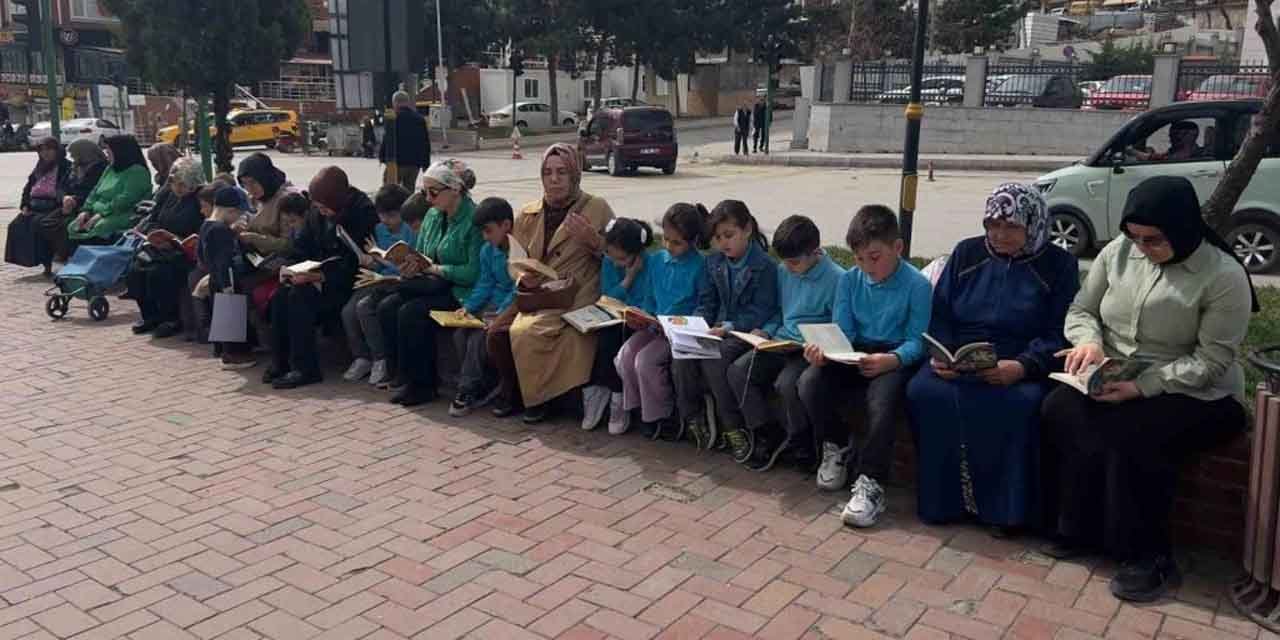 Öğrenciler sokakta kitap okuyarak arkındalık oluşturdu