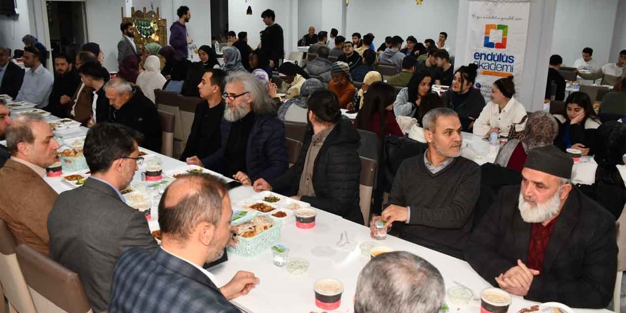 yeni-dunya-vakfi-iftarda-bulustu2.jpg